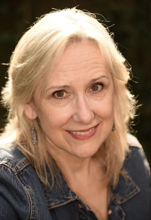 Dee Mardi - Chair